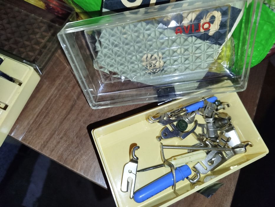 Caixa de calcadores para máquina de costura oliva