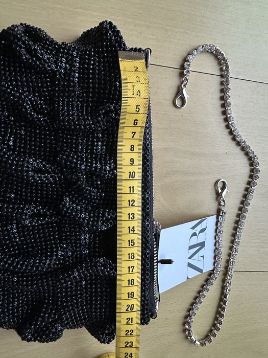 Mala preta toda em folhos brilhantes pretos