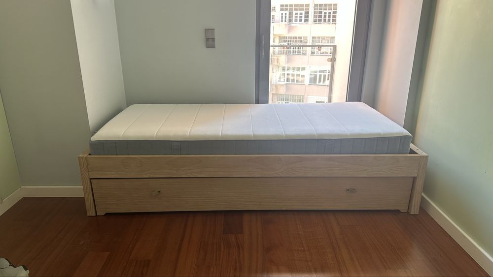 Cama madeira com cama embaixo + 2 colchoes