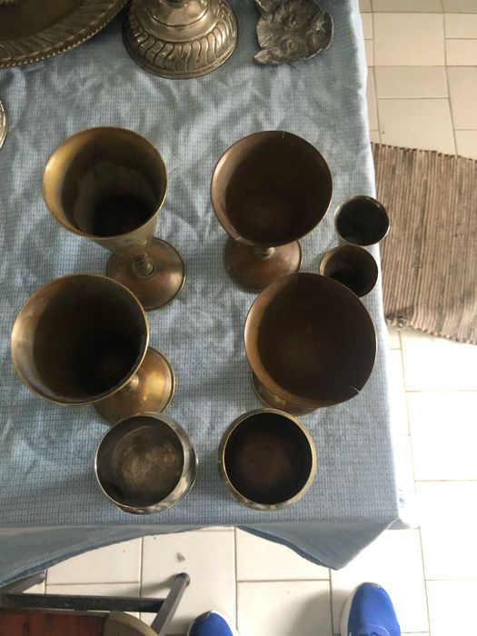 Conjunto de Taças e Cálices Antigos em Metal