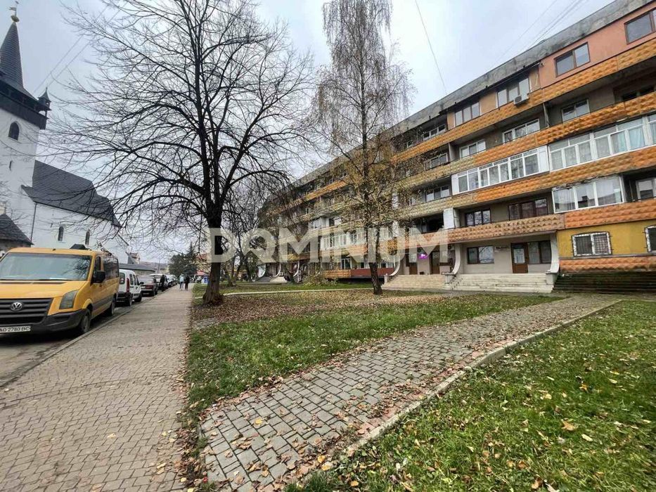 Продається квартира в м. Хуст, можливе переоформлення під комерцію