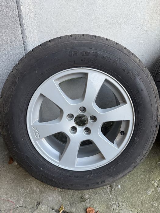 Felgi z nowymi oponami zimowymi volvo malowane proszkowo