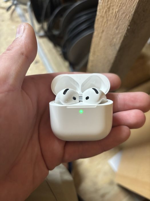Sprzedam słuchawki AirPods 4 na gwarancji.