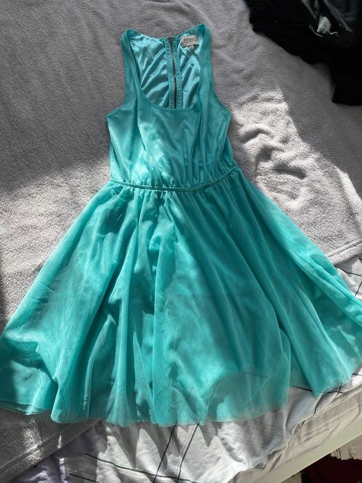 Turkusowa sukienka Bershka tiul