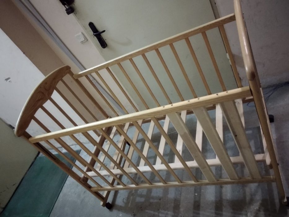 Деревянная  детская кроватка с откидным бортиком