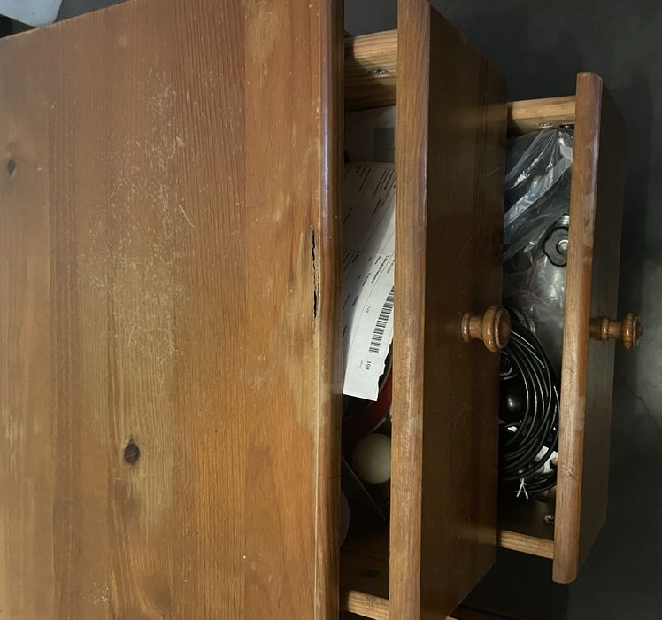 Secretária de Madeira Maciça Antiga