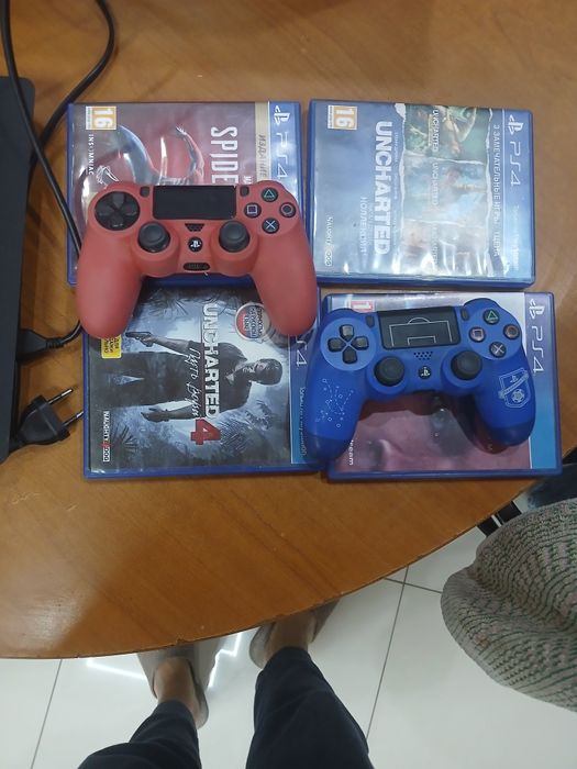 Продається приставка Sony PlayStation 4