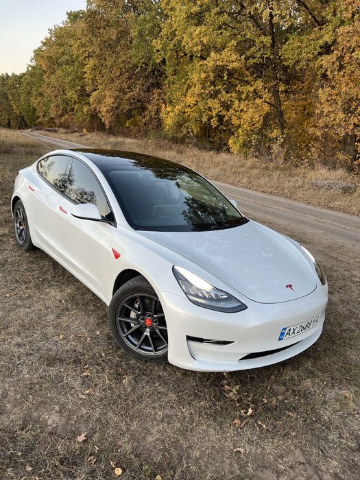 Белая Тесла Tesla Model 3 2020 restyling рестайлінг 60 kWt