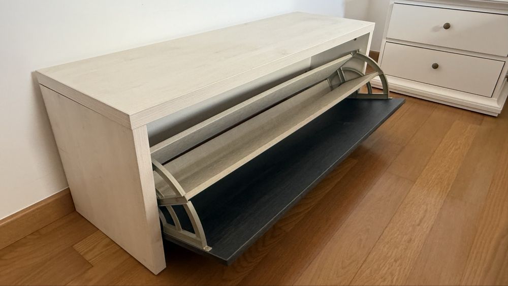 Sapateira branca e preta