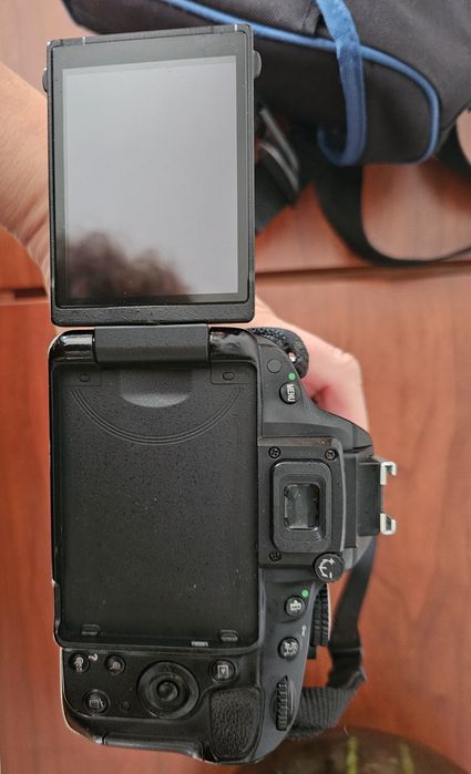 Câmara Digital Nikon D5100. Oferta cartão 4 GB