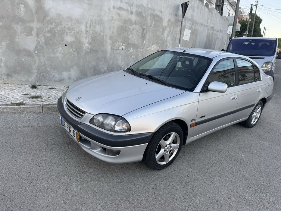 Toyota Avensis 2.0 D4-D de 2000, em bom estado de circulação