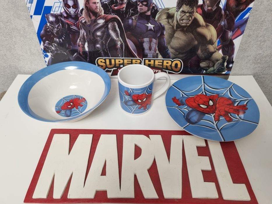 Набір посуду з Супергероями Марвел.