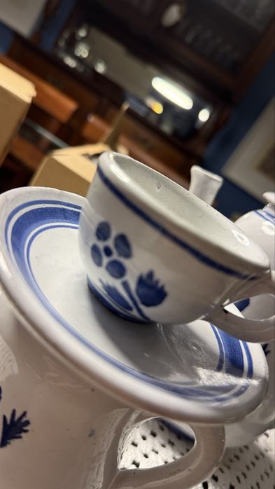 Servico de café regional azul e branco