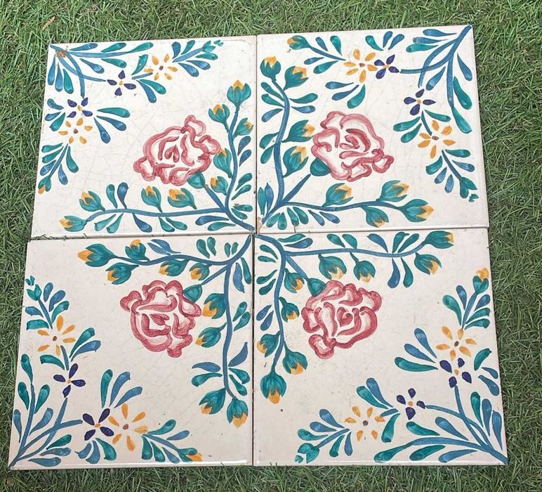 Azulejos antigos pintados à mão motivo floral