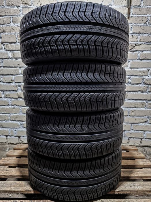 225/40r18 Pirelli | 8.5/7.5mm | 2025 | Преміум всесезонні шини | Антипрокол | Ідеальний стан, без пошкоджень, без ремонтів, без дефектів