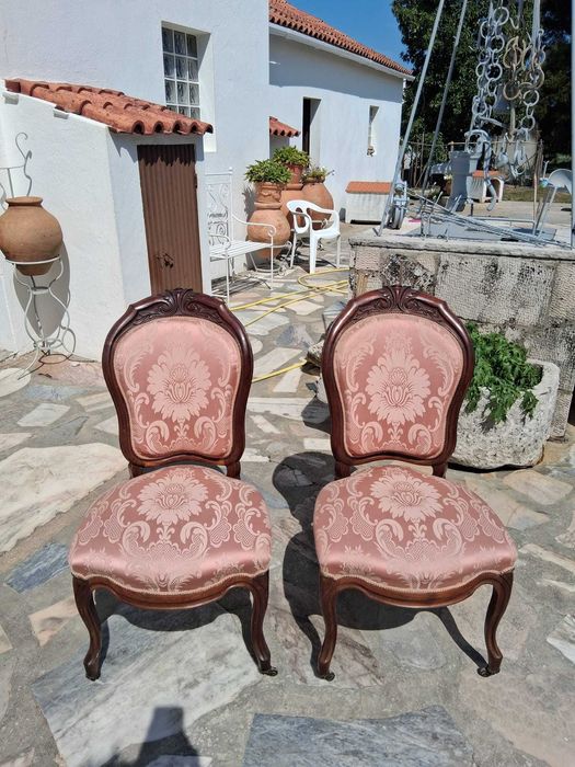 Cadeiras antigas em madeira maciça, forradas a tecido