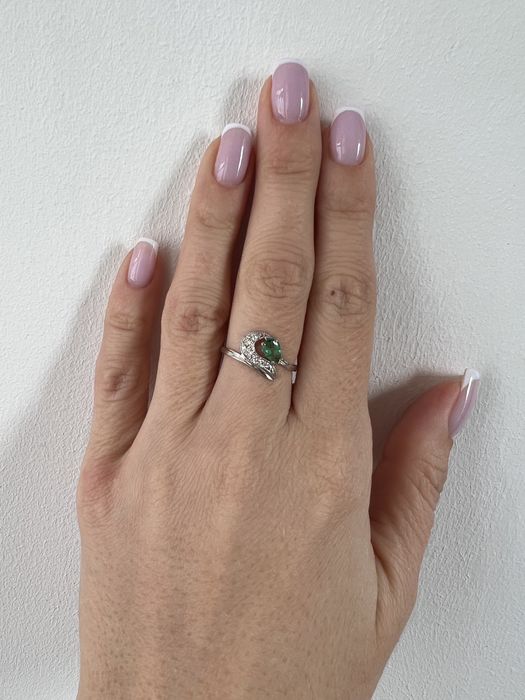 Золотое кольцо с бриллиантами и изумрудом р16 белое золото 585 проба