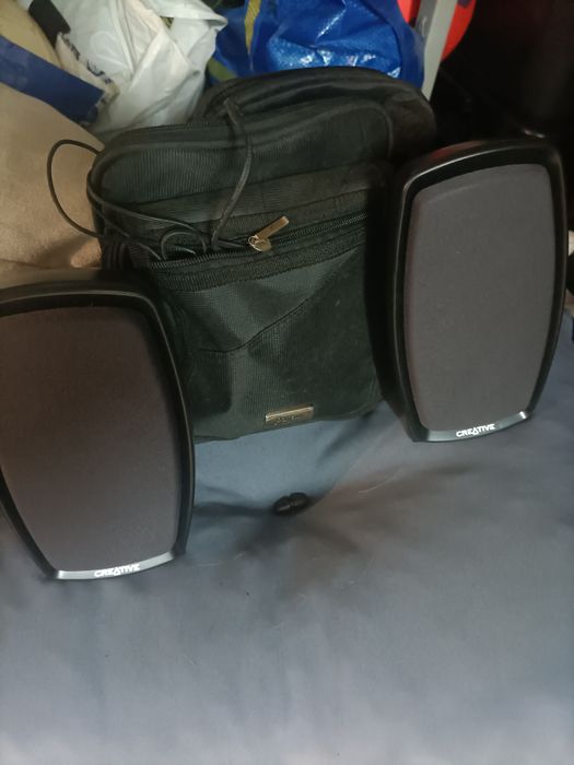 Colunas creative como novas com mala