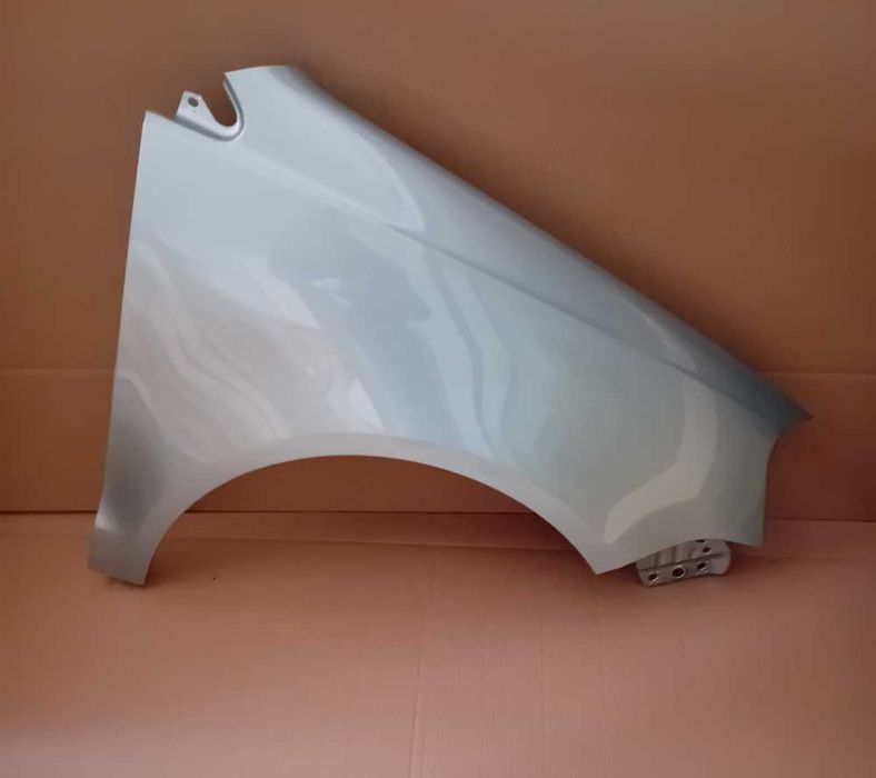 VW Polo 9N3 06-09r prawy błotnik srebrny LP7X