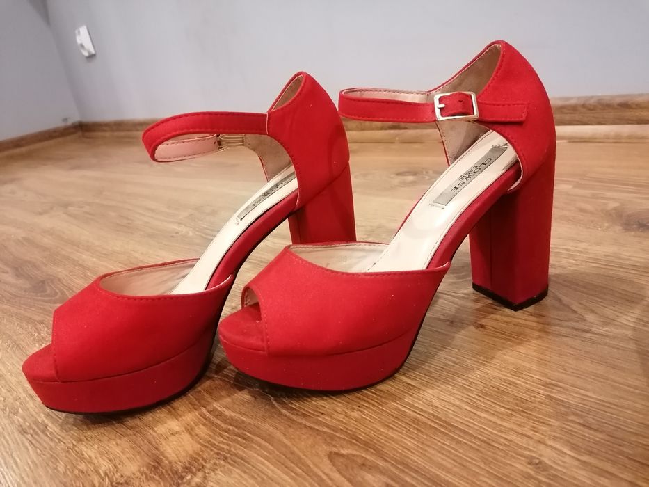 Czerwone buty na obcasie