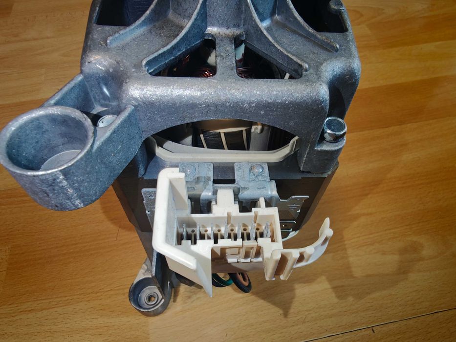 Silnik UAH522300-82R05 / 132303620 pralka Electrolux, AEG, Zanussi