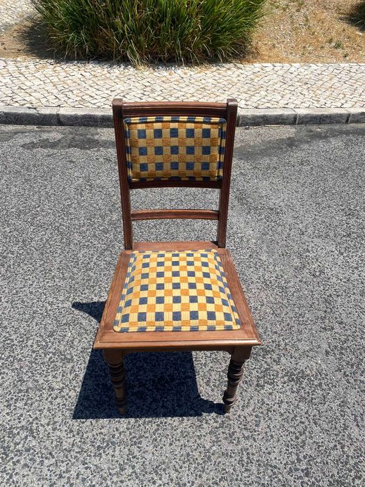 Mesa de Jantar Antiga em Madeira Extensível – Estilo Clássico + Cadeira Antiga em Madeira com Estofo Axadrezado