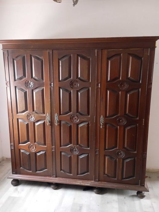 Roupeiro antigo em madeira maciça