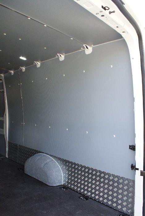 Lekka zabudowa busa z szarego plastiku do samochodu VW Crafter L4H2