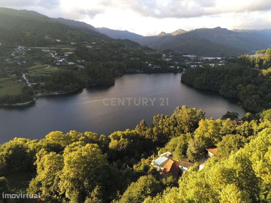 Terreno com 2.240m2 ² com vista deslumbrantes para o rio no Gerês