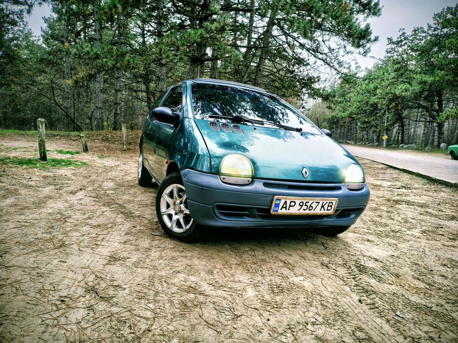 Продам легендарний в Європі хєтчбек Рено Твінго 1, стильний, зручний з гарною керованістю та економічний в експлуатації. Рідкісна в Україні комплектація з роботом та м'яким зсувним панорамним дахом.
Чудове авто, як для початківців, так і для поціновувачив під проєкт.
Авто в гарному стані. Технічно, у доброму стані, враховуючи вік. Салон охайний з гарно збереженим пластиком та оббивкою. 
Косметика - по бажанню , в залежності від вимог до авто. Наскрізної корозії нема, є подряпини.
Світло -ксенон. Акустика «Sony».
Два комплекта гуми у доброму стані:
зима - без порізів та гриж;
літо - два колеса пройшли один сезон, два інших теж гарні.
Два комплекта модельних килимків на зиму та літо.
ТО проводилось своєчасно.
Заміна мастила двигуна, фільтрів та свічок запалювання 500 км тому.
 Подробиці телефоном 06******82
