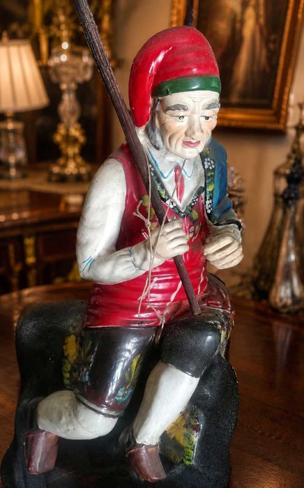 Grande Estatueta Antiga Cavaleiro a Cavalo em Acabamento Aveludado – Início Século XX