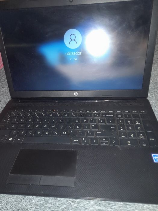 Portátil hp usado com marcas de uso visíveis
