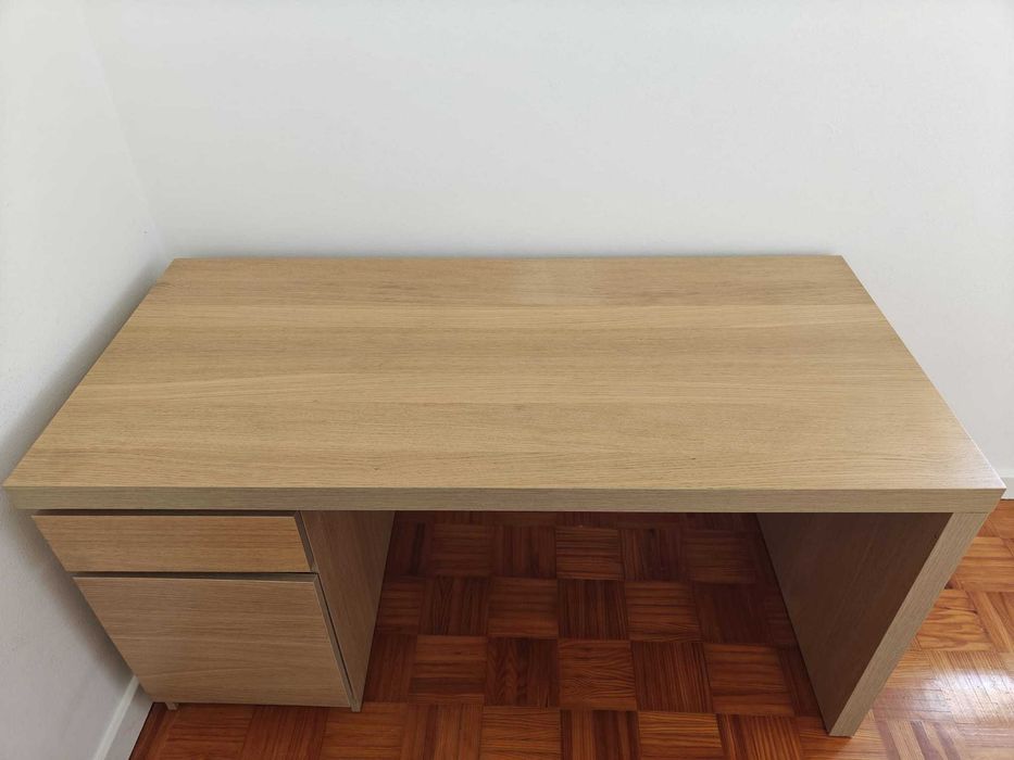 Secretária IKEA MALM – Impecável e pronta a usar!