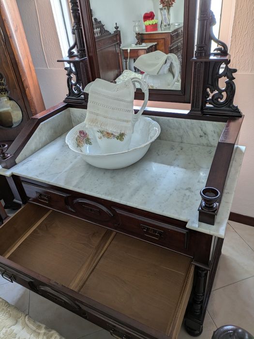 Quarto antigo completo em Amieiro