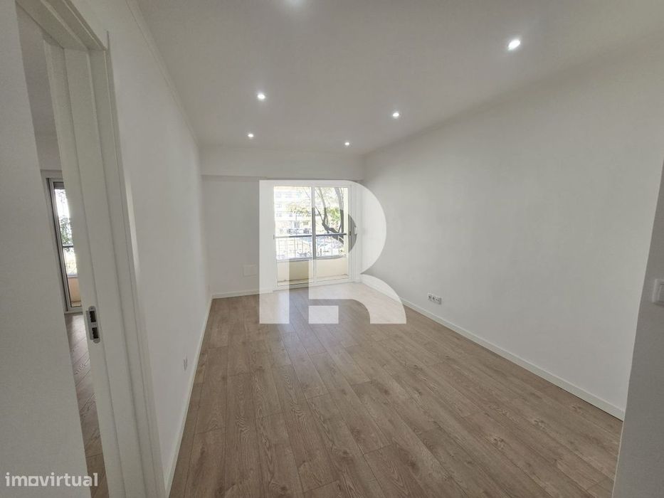 Apartamento T2 com varanda totalmente remodelado na Venteira