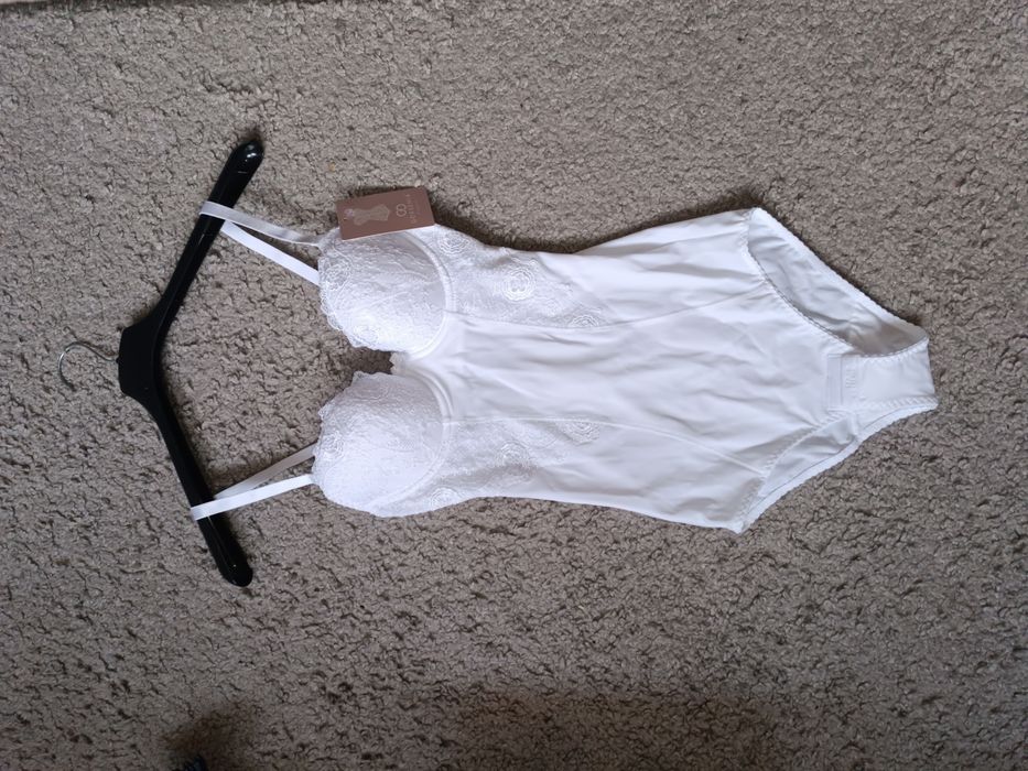 Białe body modelujące Gorsenia 70C