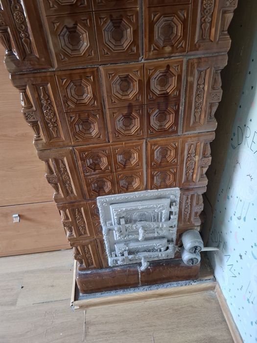 Piec kaflowy z grzałką elektryczną