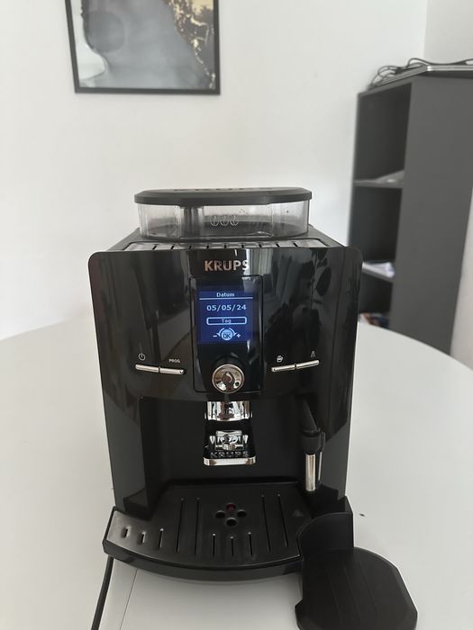 Кофемашина KRUPS  в хорошому стані повністю обслугована.