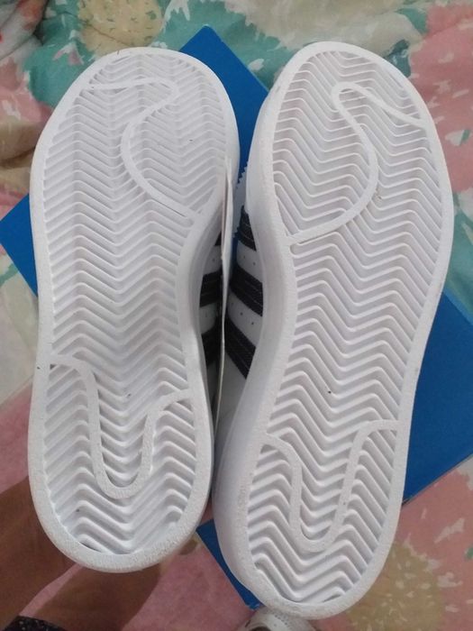 Vendo tenis adidas superstar em ganga novos na caixa tamanho 35.5