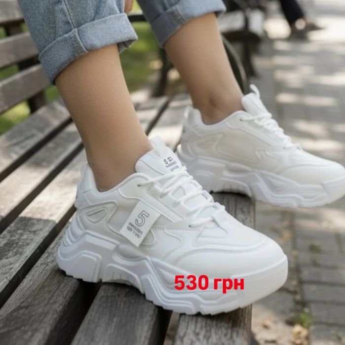 Жіночі кросівки весна 2026