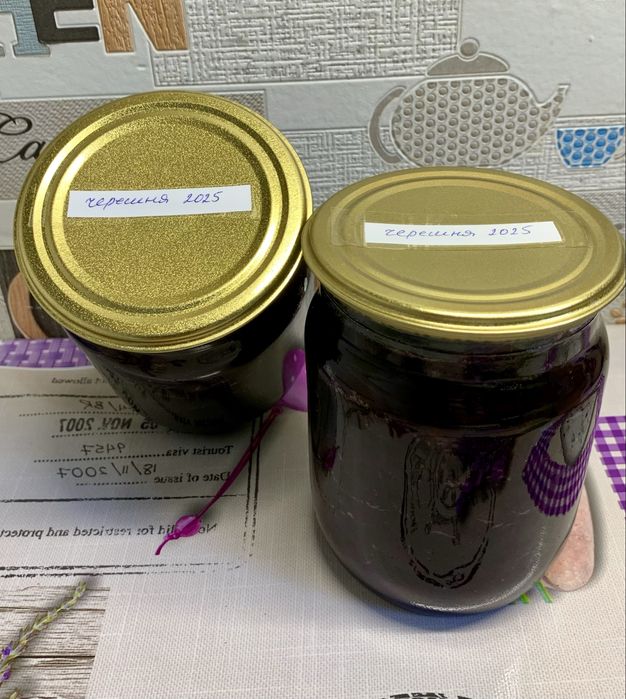 Вареня з вишні, червоної  черешні та свіжа малина з цукром