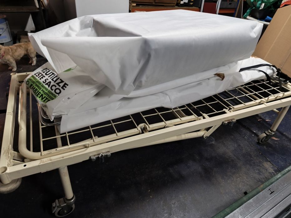 Cama metálica articulada em bom estado