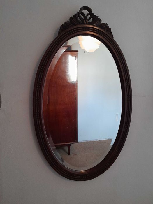 Espelho com moldura entalhada em madeira