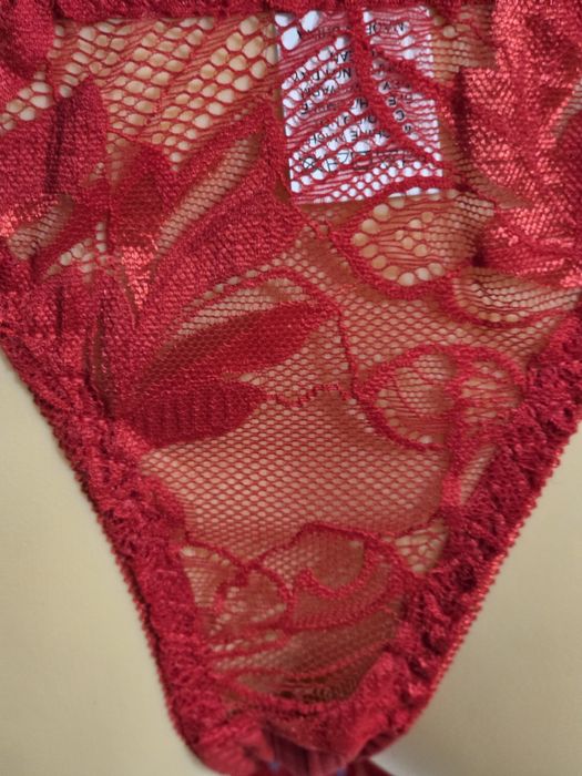 Seksowny koronkowy komplet bielizny damskiej z otwartym krokiem