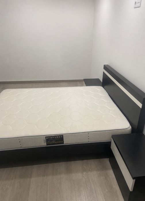 Cama de casal com mesinhas de cabeceira