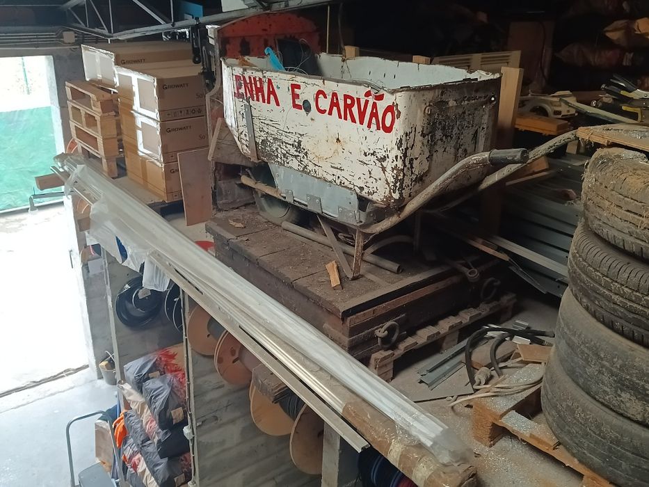 Balança decimal antiga com pesos