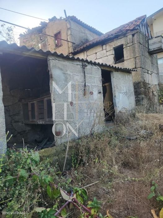 Ruína T3 Com Dois Artigos E 3.100 M² De Terreno — Padronelo, Amarante