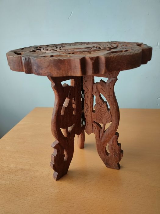Mesa tripé em madeira trabalhada á mão.