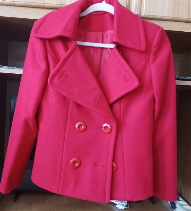 Пальто короткое , красного цвета.