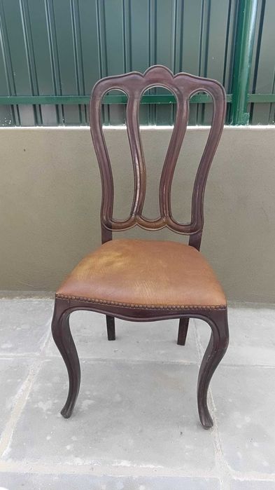 Conjunto de quatro cadeiras com um design clássico e elegante